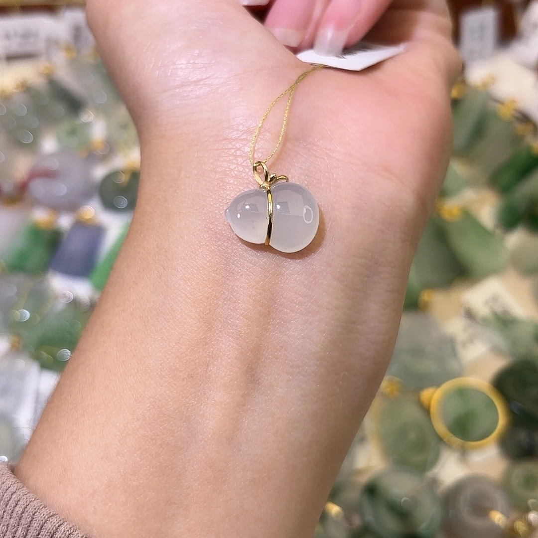 翡翠18K金镶嵌颈饰葫芦