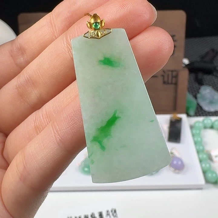 翡翠18K金镶嵌颈饰