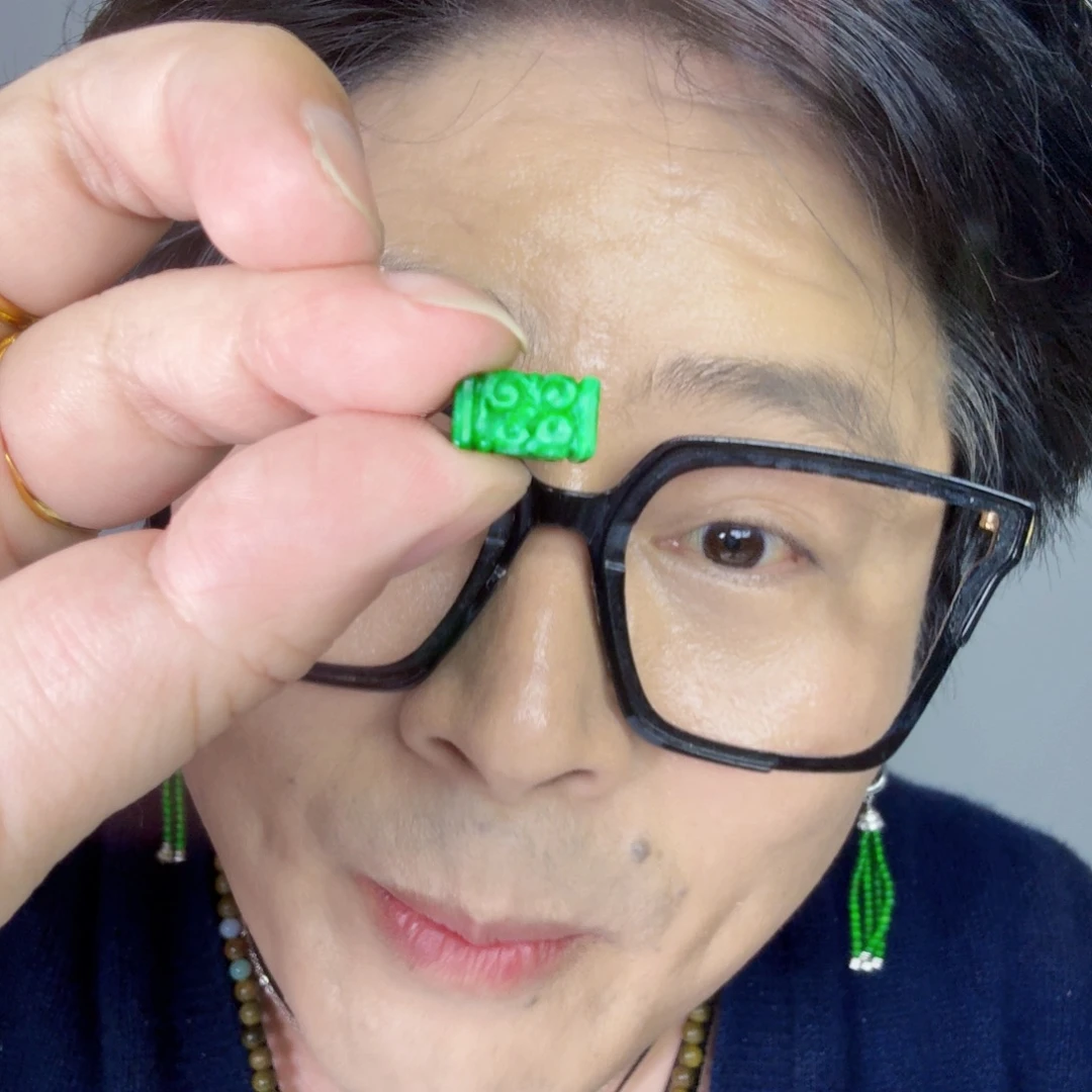 翡翠未镶嵌颈饰一件