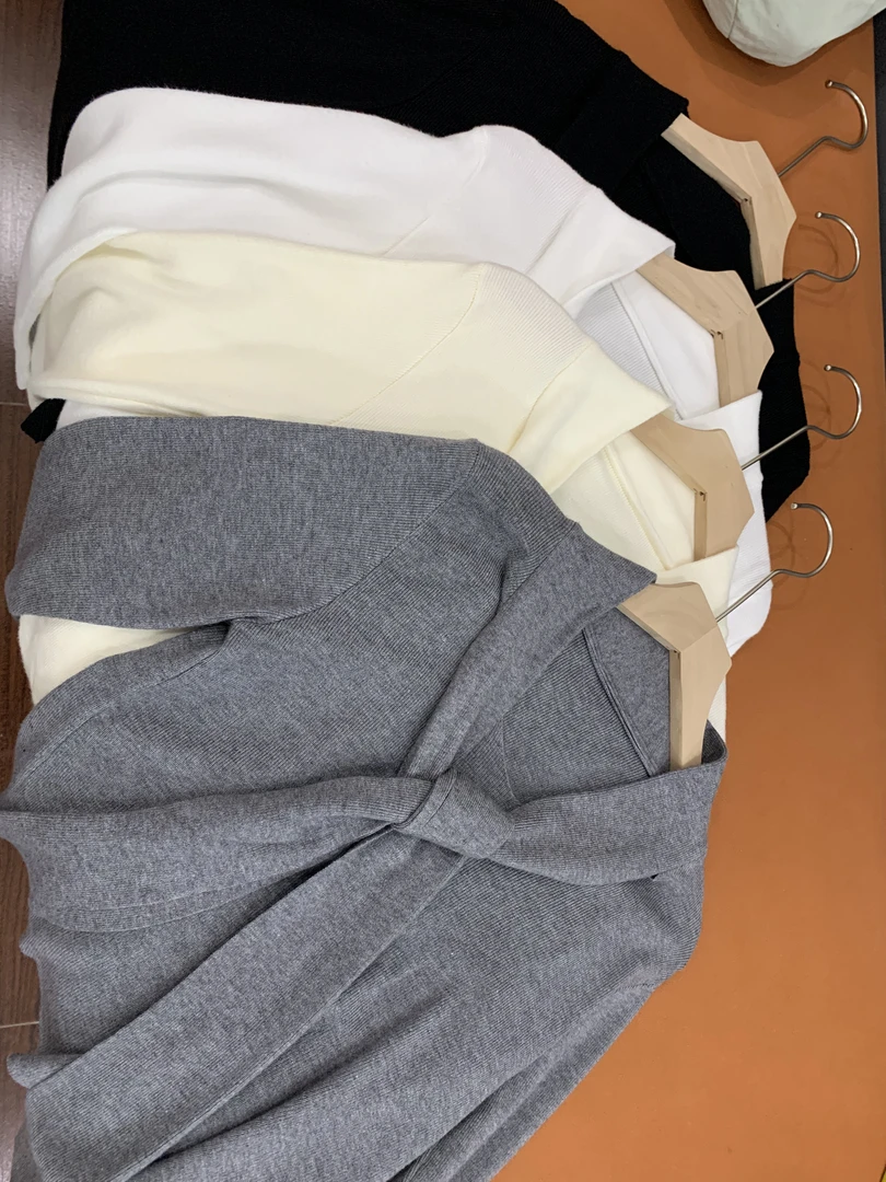 高级感V领针织女秋冬内搭外穿修身小众设计