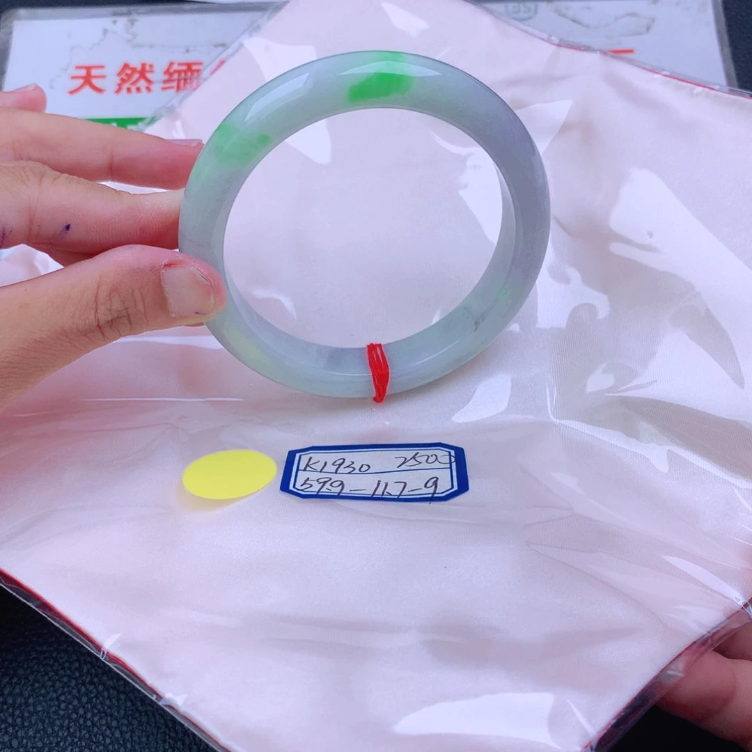 翡翠手镯未镶嵌翡翠
