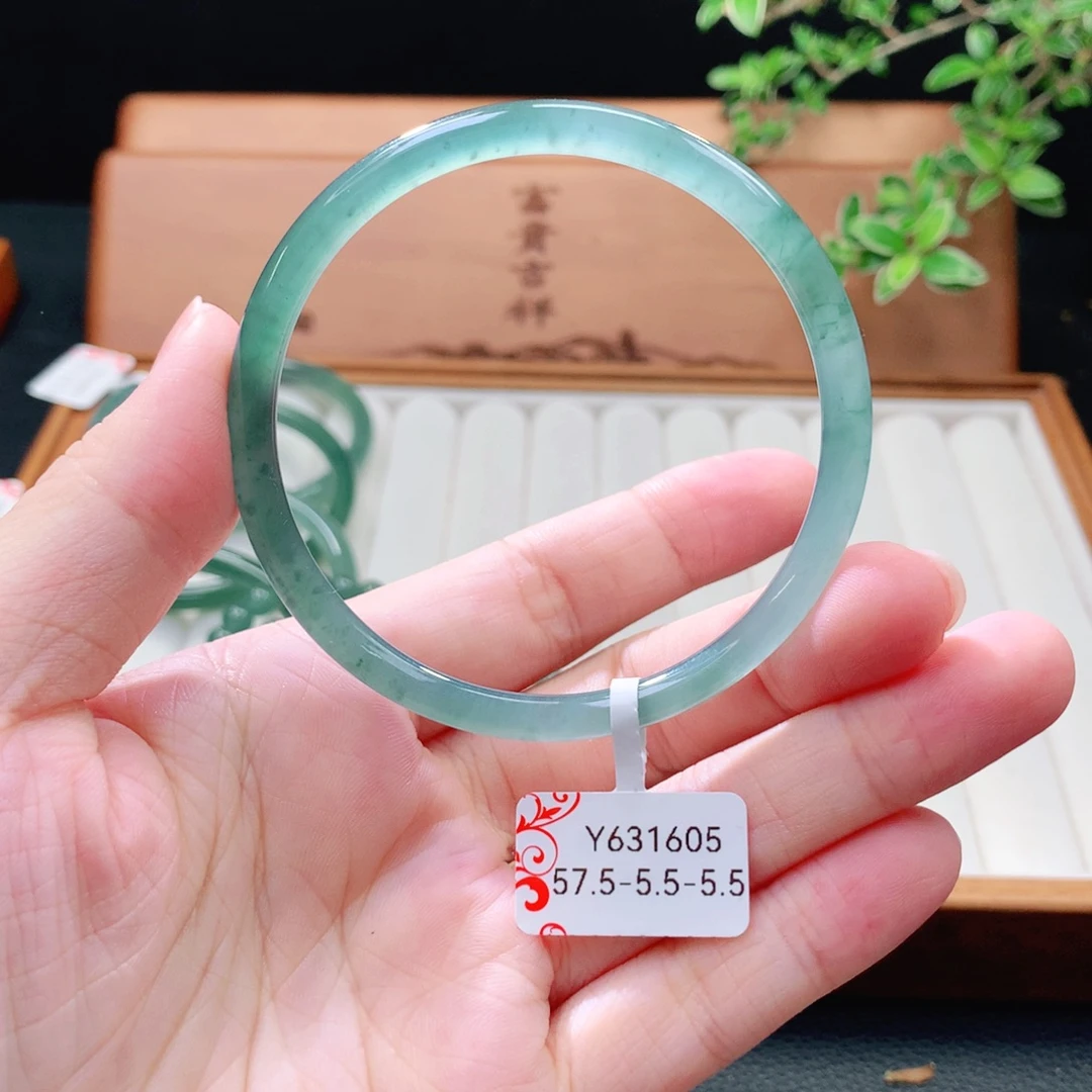 未镶嵌手镯（圆镯）翡翠
