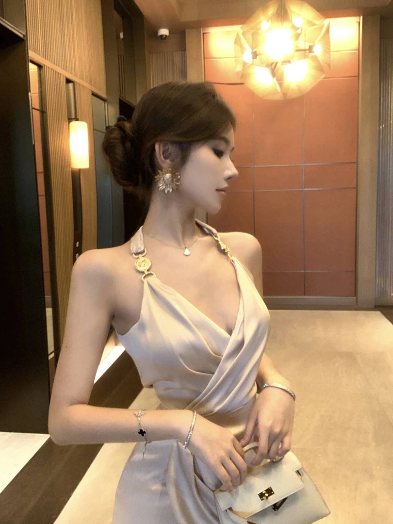 轻奢气质醋酸缎面V领挂脖连衣裙女秋季高级感收腰显瘦薄款包臀裙