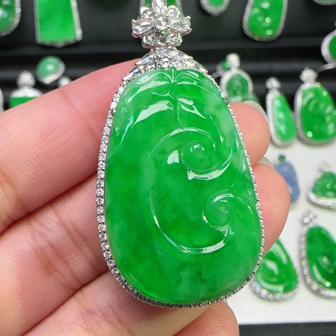 翡翠18K金镶嵌颈饰吊坠