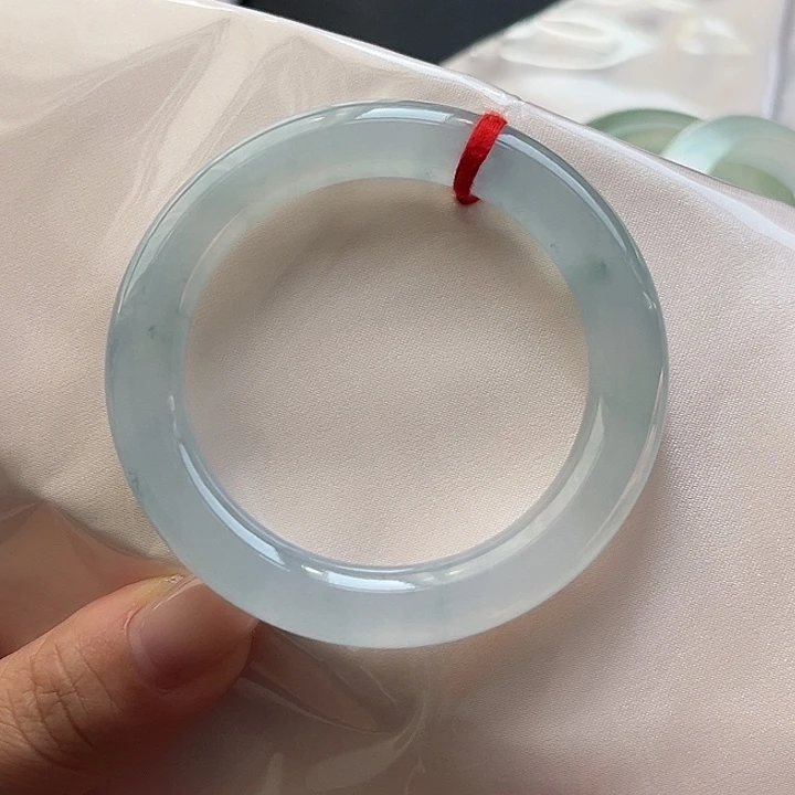 翡翠未镶嵌手镯52.7。