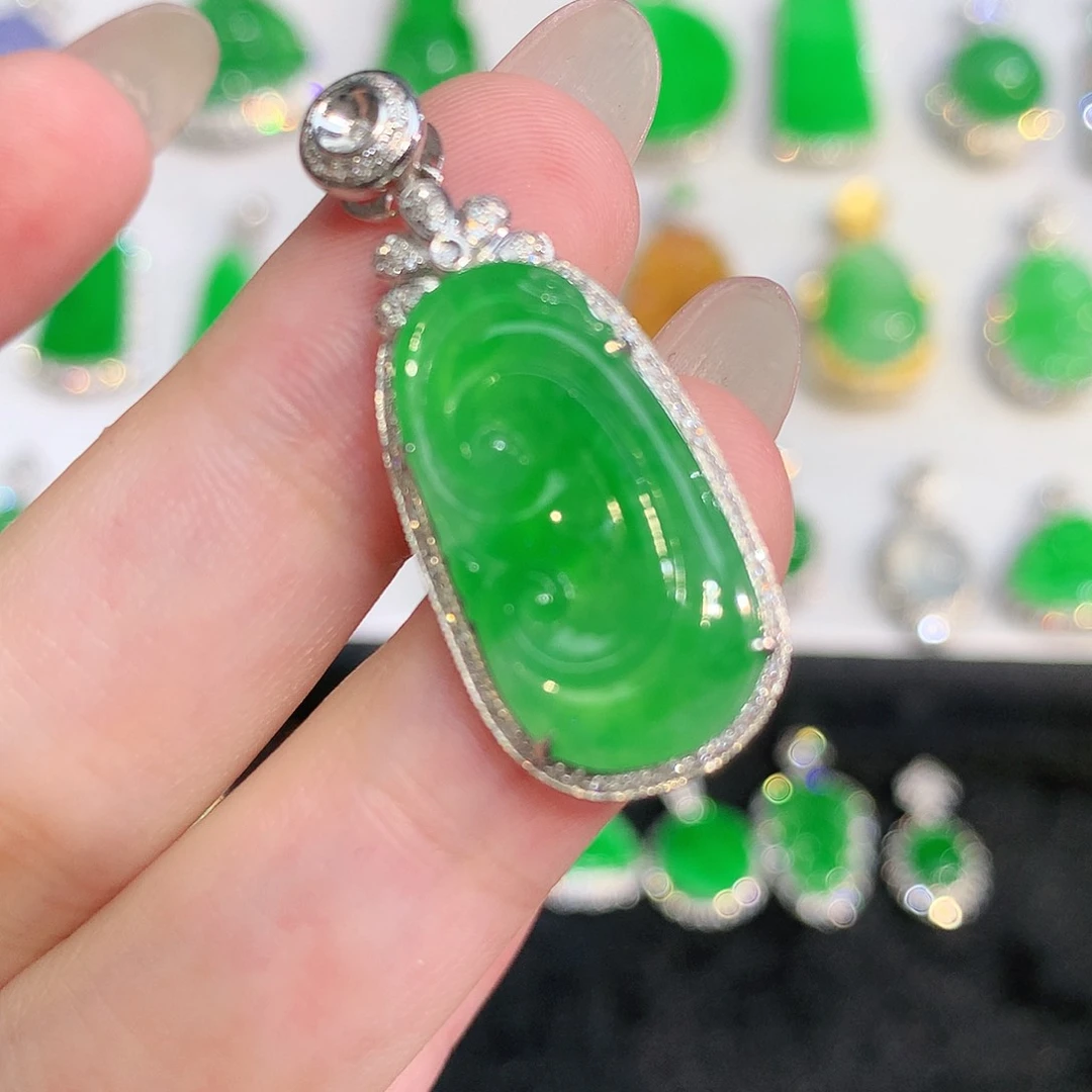 翡翠18K金镶嵌颈饰吊坠