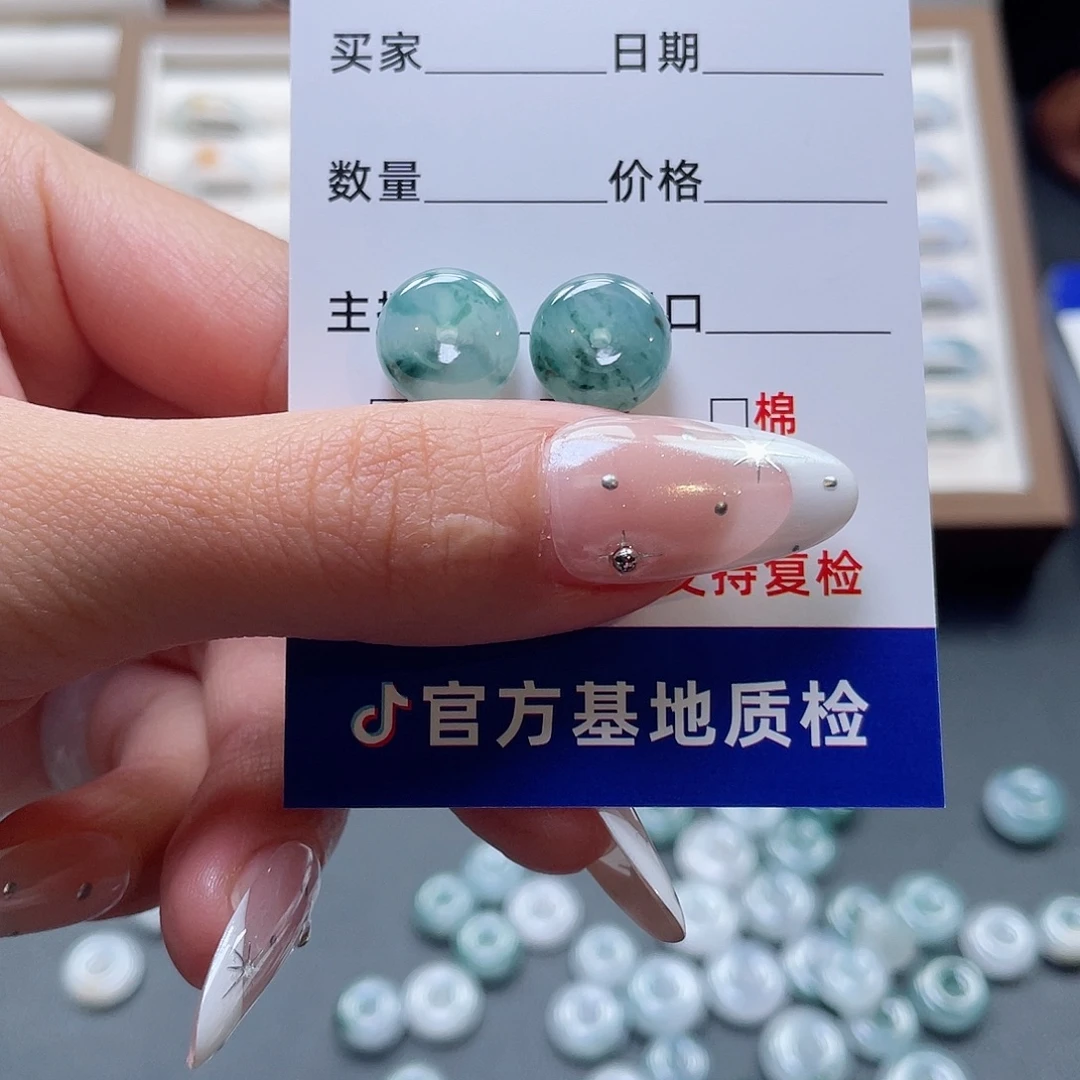 到***止翡翠未镶嵌颈饰翡翠首饰