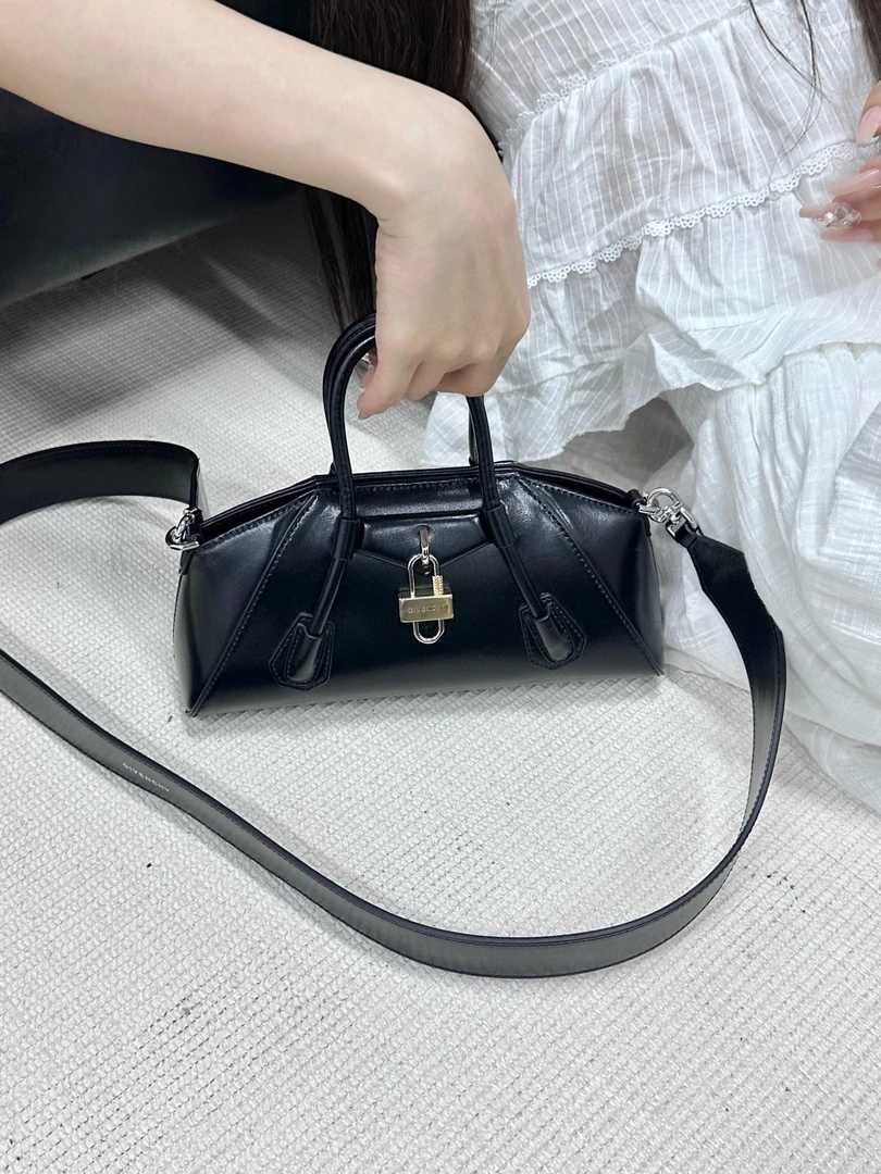 95新 Givenchy/纪梵希 纪梵希 黑金锁头斜挎包（K）