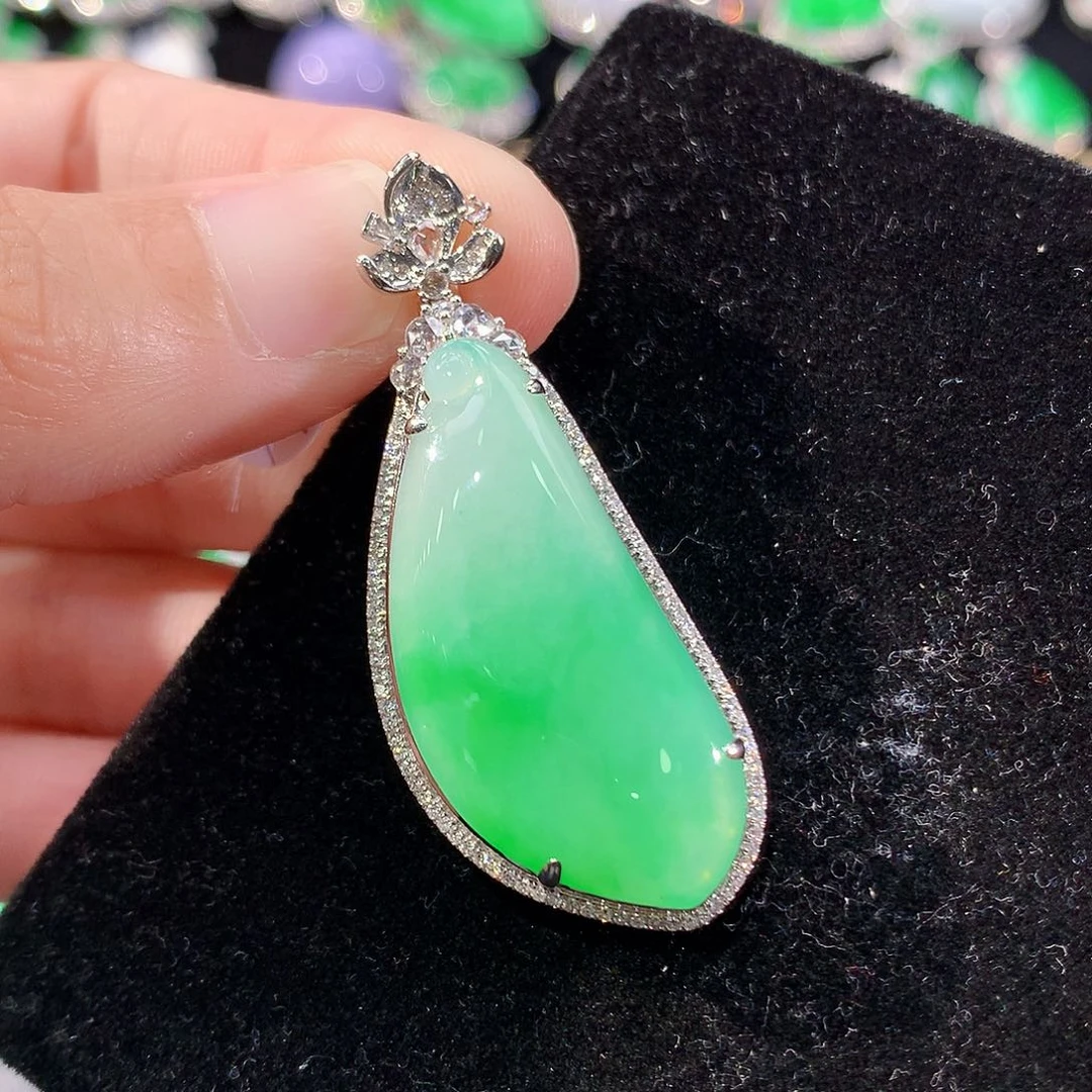 翡翠18K金镶嵌颈饰