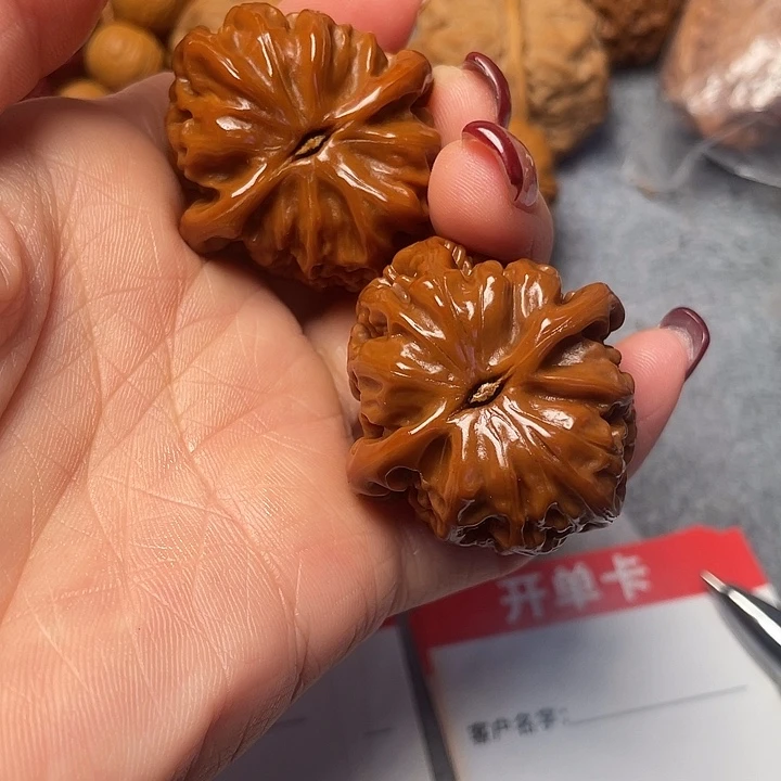 文玩核桃吊坠白狮子