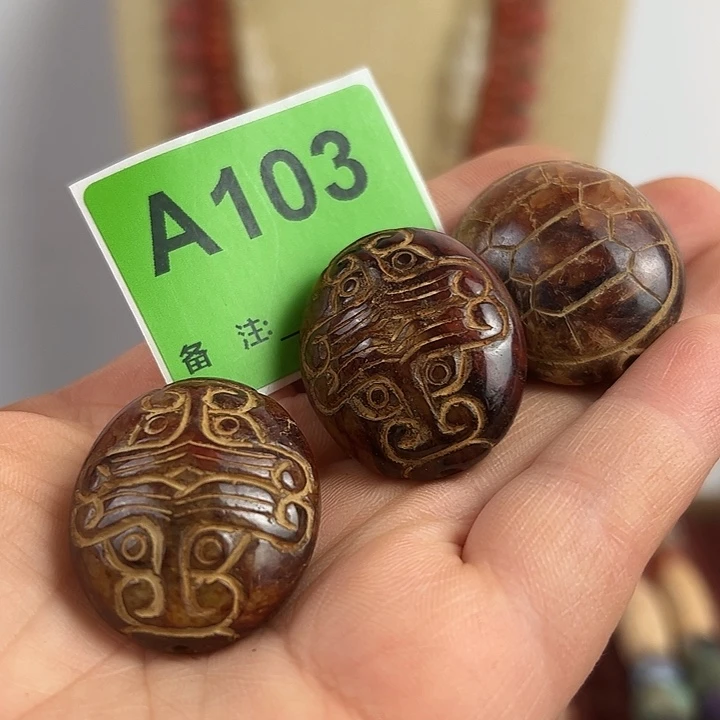 羊***眯和田玉（糖玉）未镶嵌颈饰