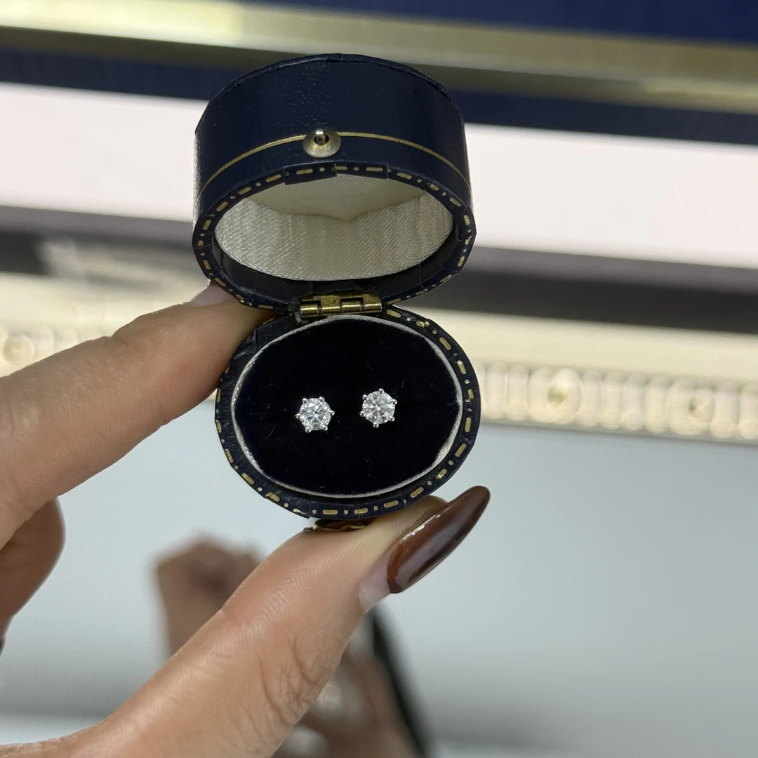 18k金钻石一对50分六爪耳钉