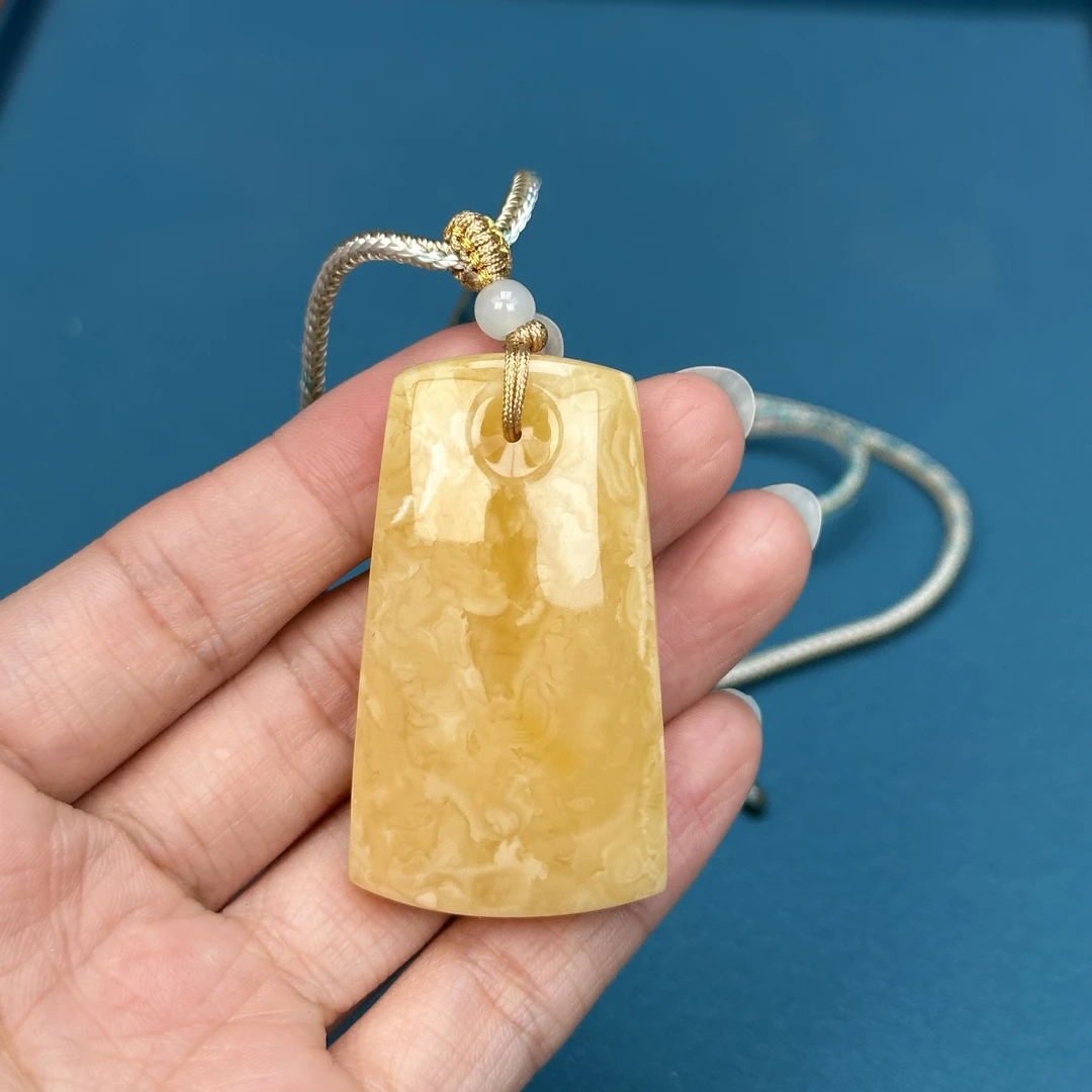 Y4443天然原矿蜜蜡鸡油黄无事牌 28x39x11mm抖音基地质检发货