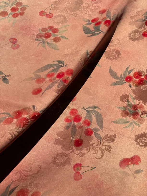 【小樱桃】110门幅26姆米红云纱花罗（裁剪不退换）