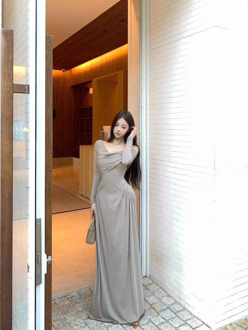 韩版修身显瘦中长款小众纯欲辣妹设计感漏肩长袖收腰打底连衣裙