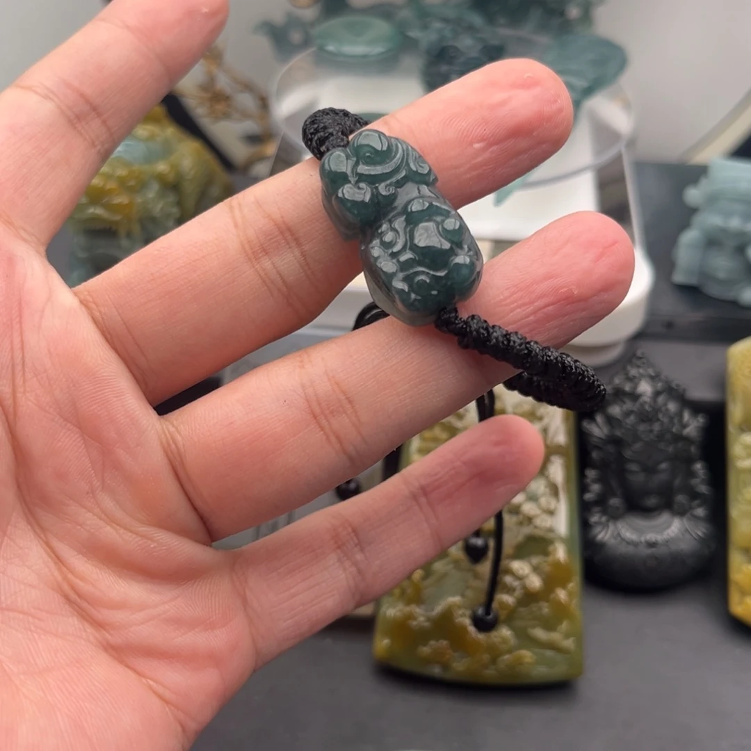 翡翠未镶嵌颈饰貔貅