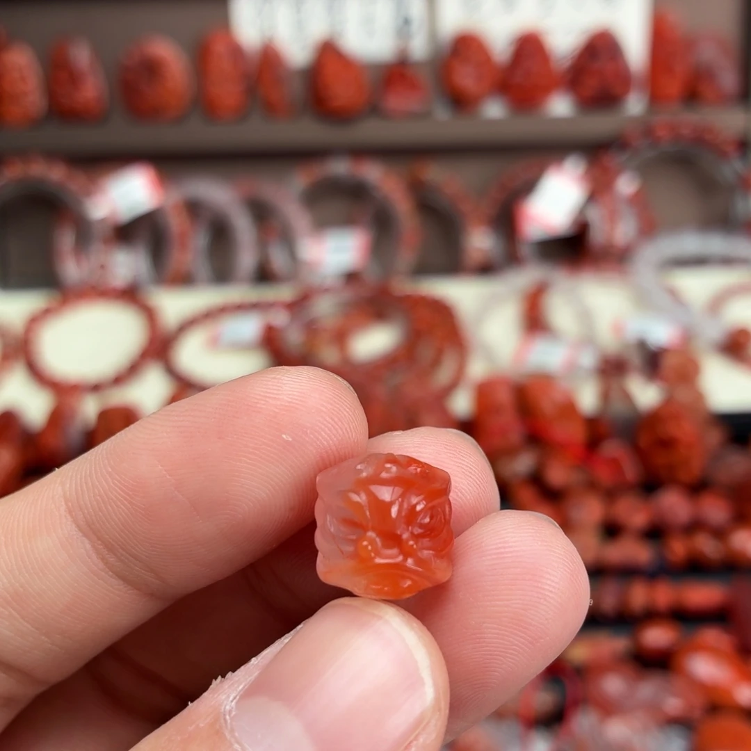 南红玛瑙未镶嵌颈饰醒狮头12+