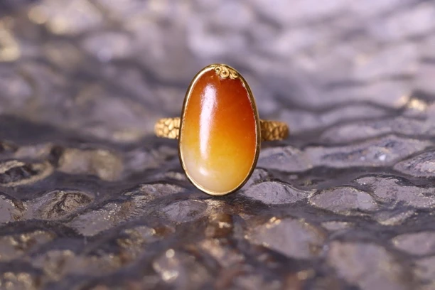 金镶玉黄沁精美戒指