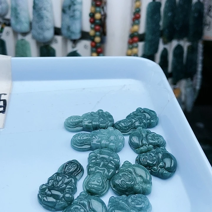 颈饰足铂镶嵌翡翠翡翠