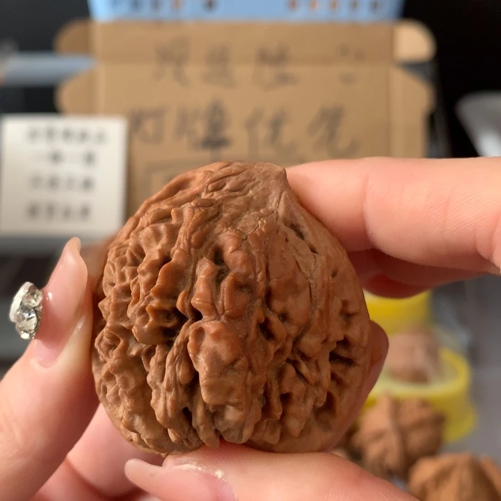 昊***宇吊坠文玩核桃异形单只，有瑕疵