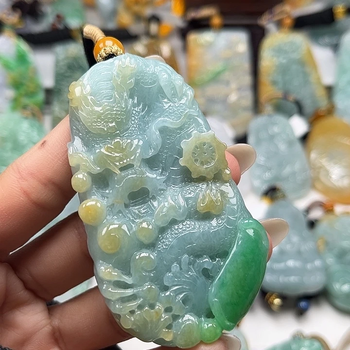 翡翠未镶嵌颈饰龙牌