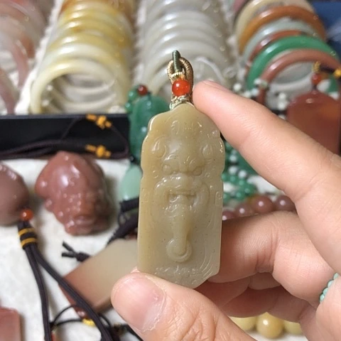 颈饰未镶嵌石英质玉
