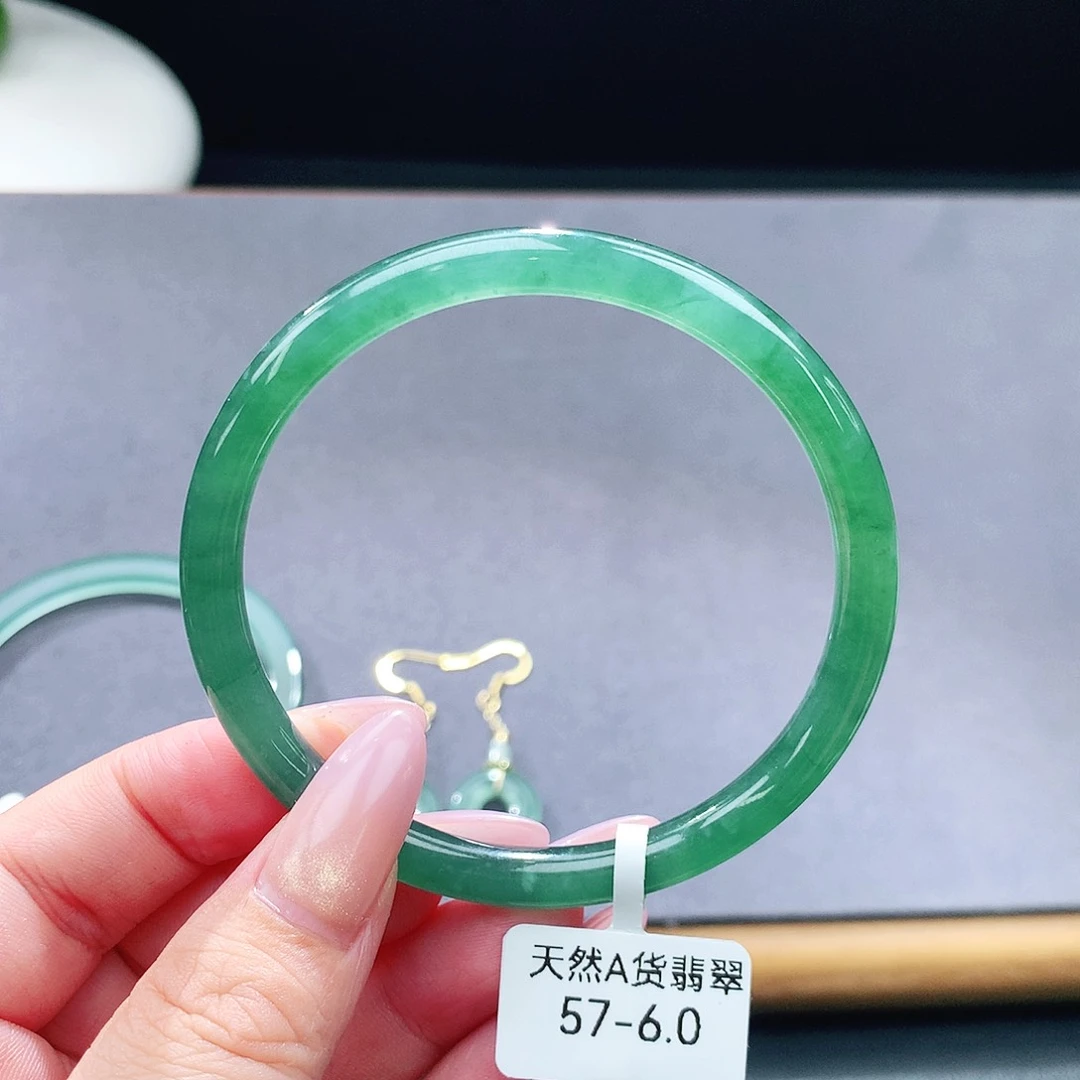 未镶嵌手镯（圆镯）翡翠