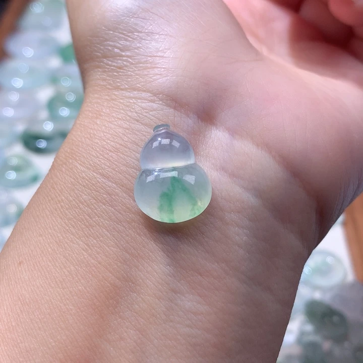 颈饰未镶嵌翡翠冰种飘阳绿葫芦