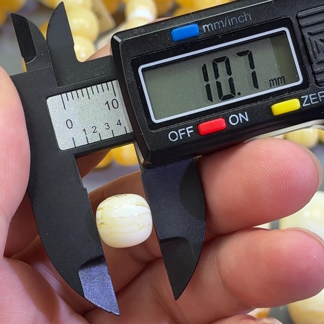 孟***和琥珀未镶嵌裸石老型