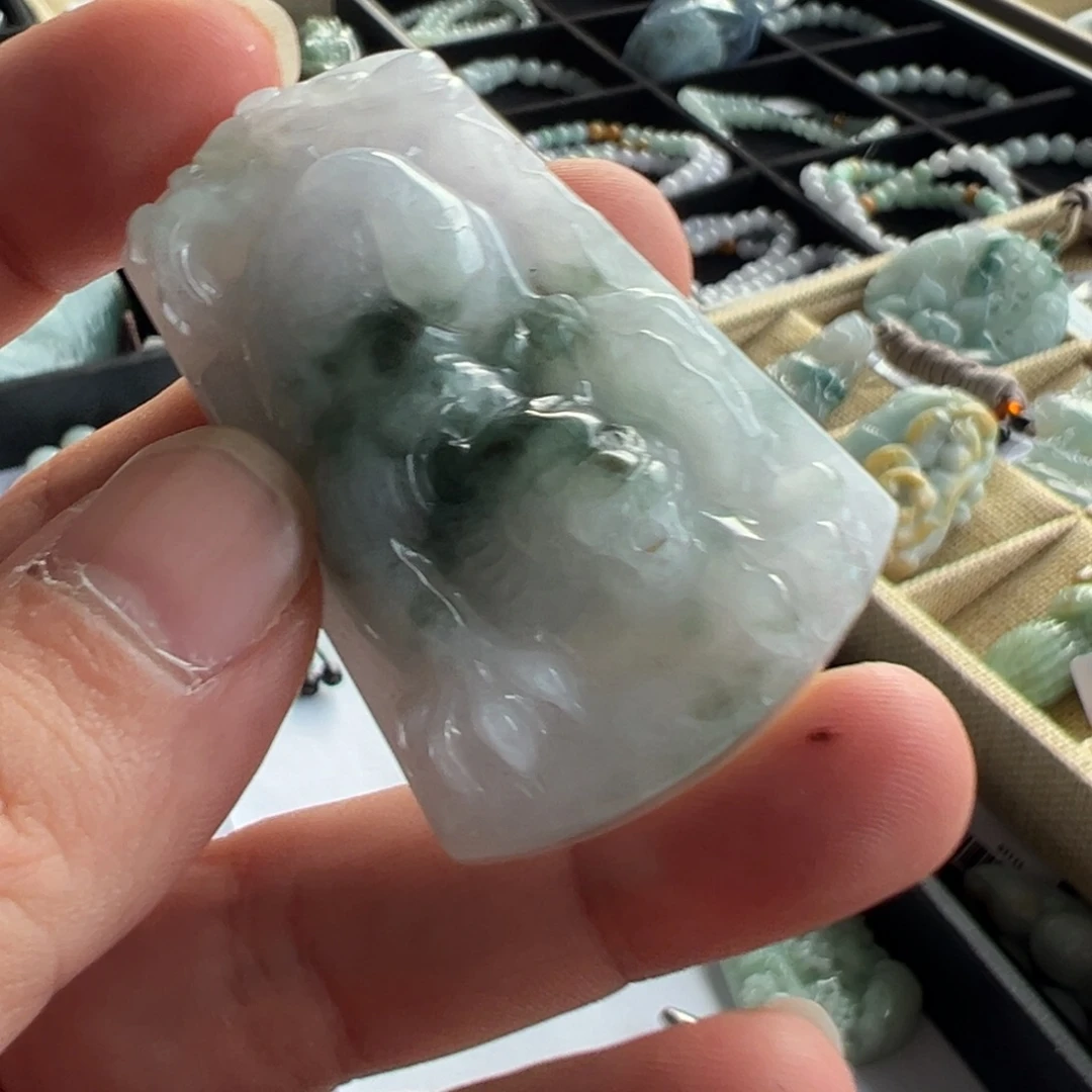 翡翠未镶嵌颈饰虎