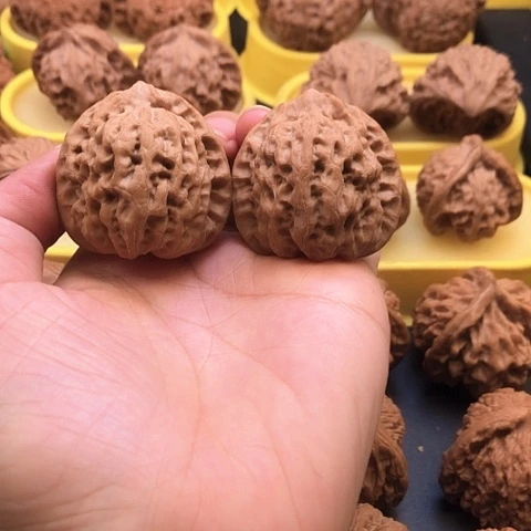 无***，核桃把件40千佛山佛肚