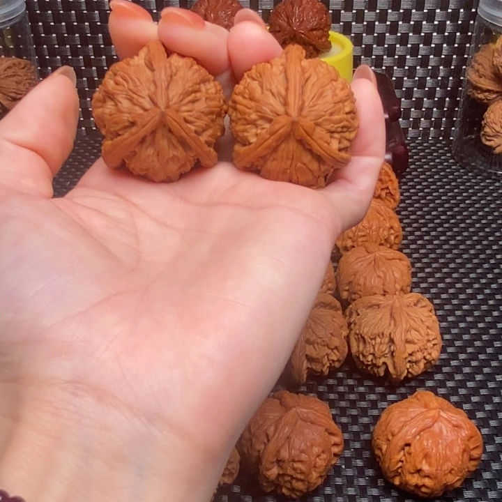 文玩核桃吊坠白奔