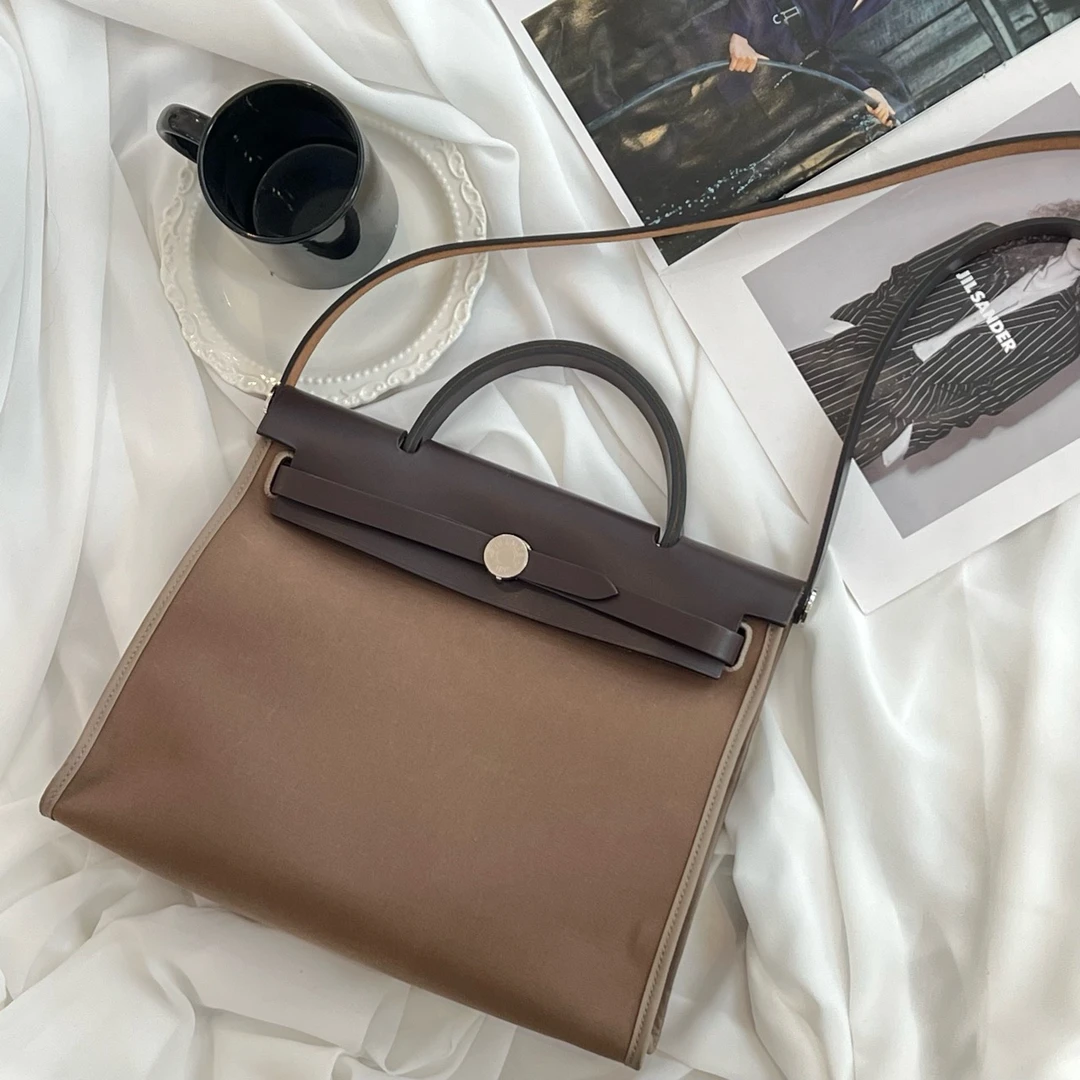 95新 Hermes/爱马仕 Herbag 31乌木色银扣斜挎包X刻/7820