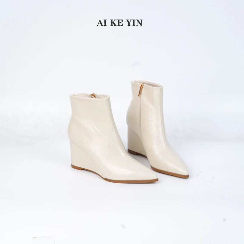 【艾珂茵】秋冬新款尖头侧拉链坡跟简约时装短靴气质百搭薄绒时尚