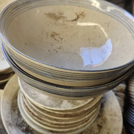 瓷粗瓷大碗口径23有底裂！