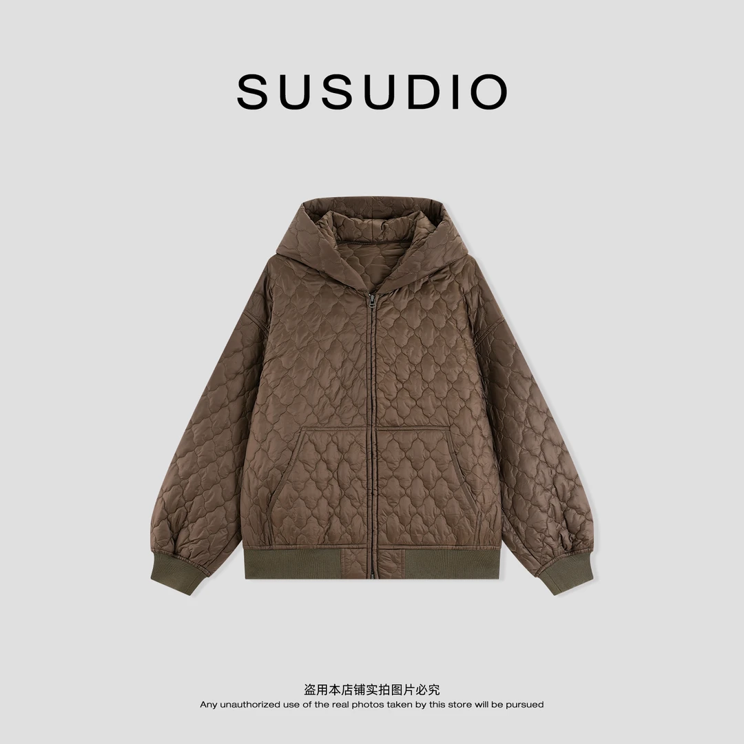 SUSUDIO 秋冬时髦连帽超轻拉链绗缝宽松保暖棉服外套 70302