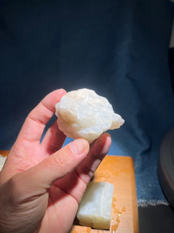 新疆和田玉金山白玉矿石标本，附赠和田玉分类知识培训教材！