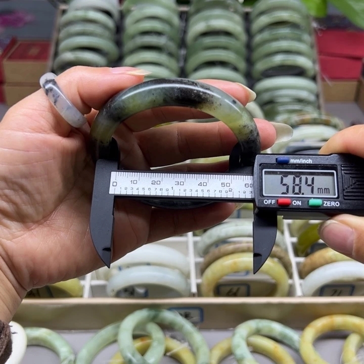 蛇纹石玉未镶嵌手镯53