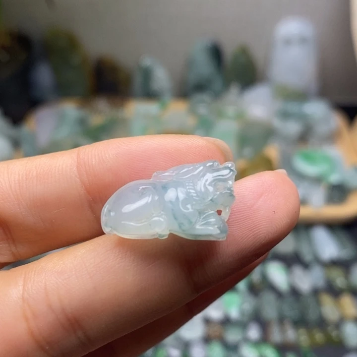 翡翠未镶嵌颈饰貔貅