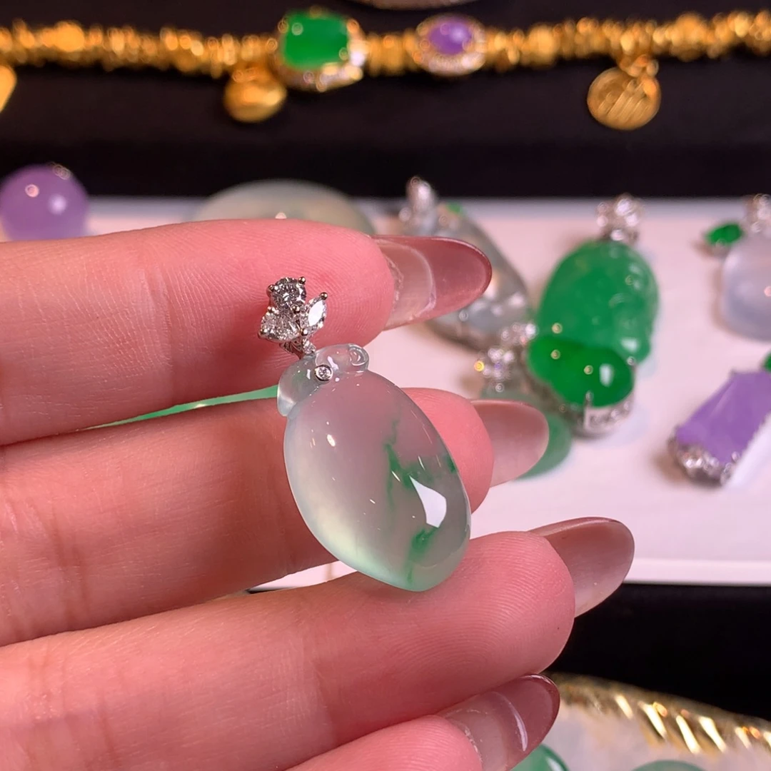 翡翠18K金镶嵌颈饰吊坠