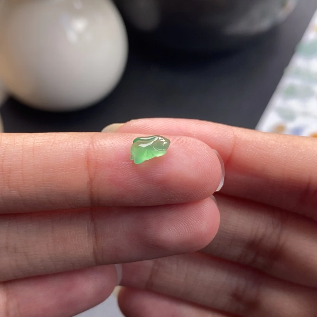 翡翠裸石冰绿小兔子
