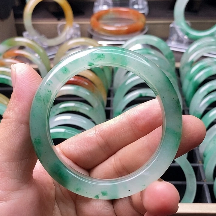 石英质玉（非洲翠）手镯未镶嵌