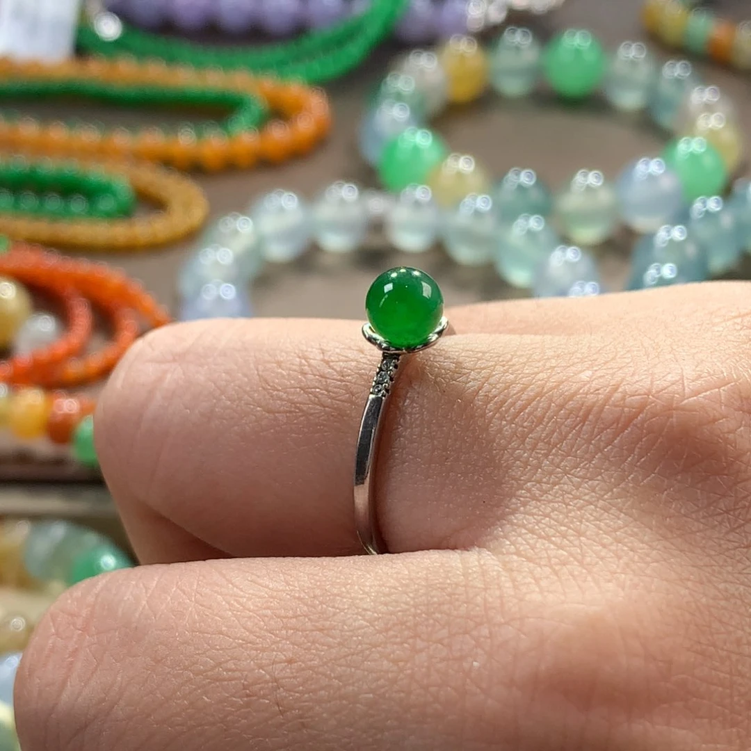 翡翠手链未镶嵌无孔浓辣阳绿单珠卡6.1