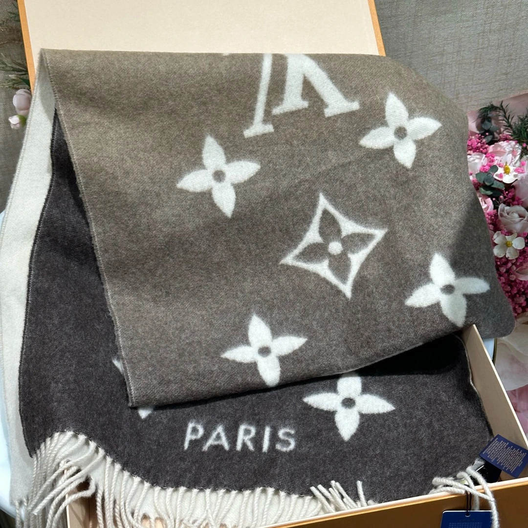全新未使用 LouisVuitton/路易威登 渐变奶茶双面满logo羊绒围巾