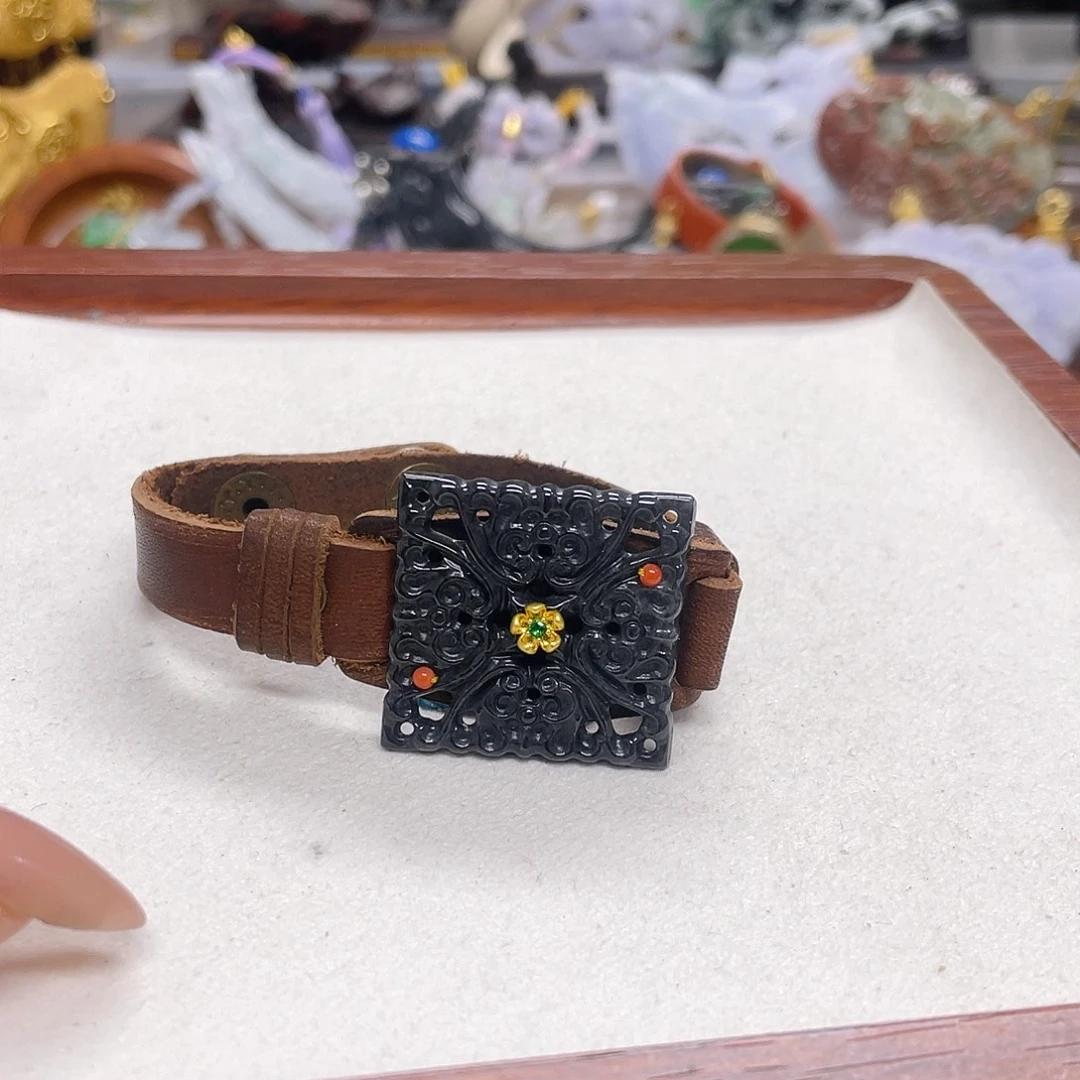 翡翠未镶嵌颈饰乌鸡手牌