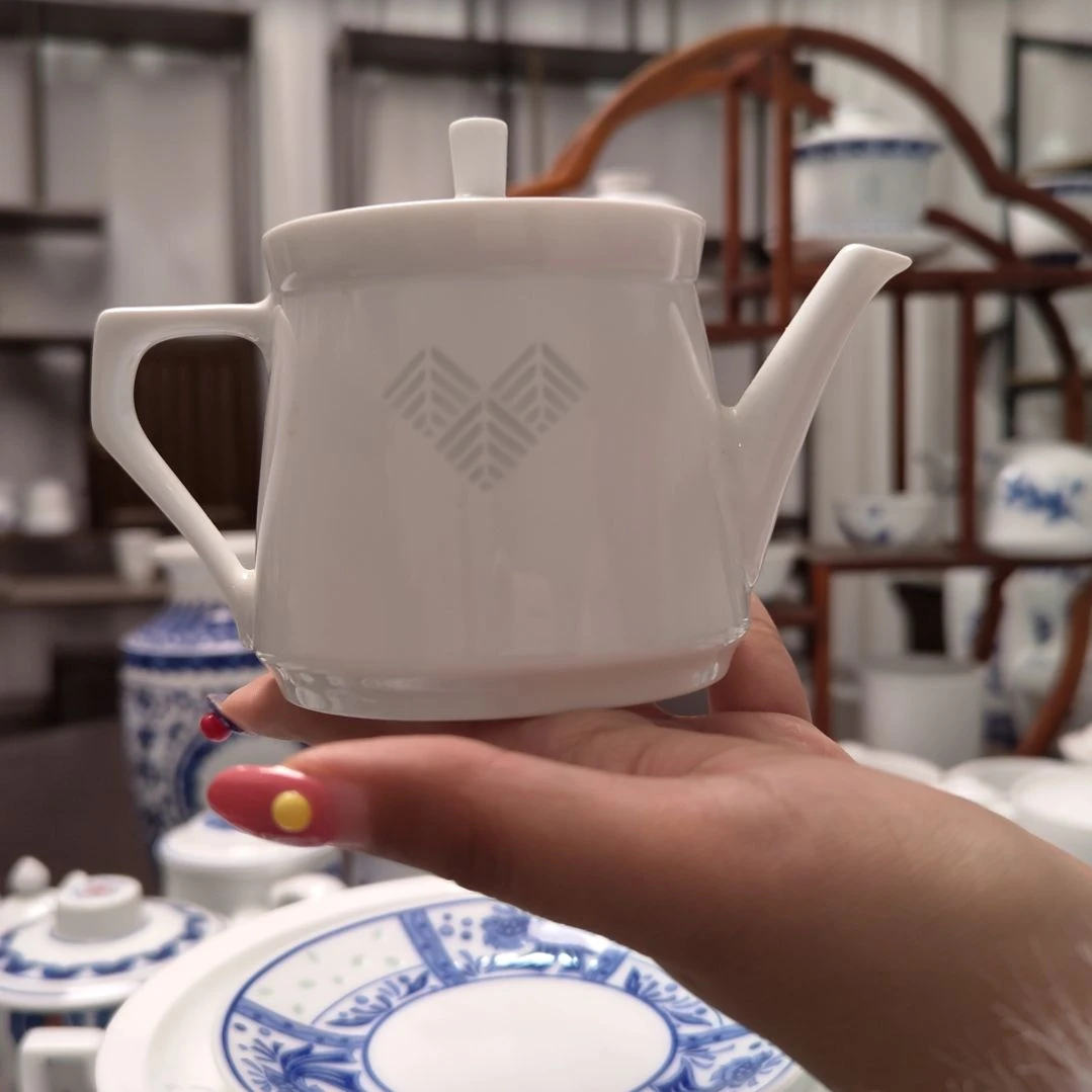 陶瓷疏影纯白茶壶一个