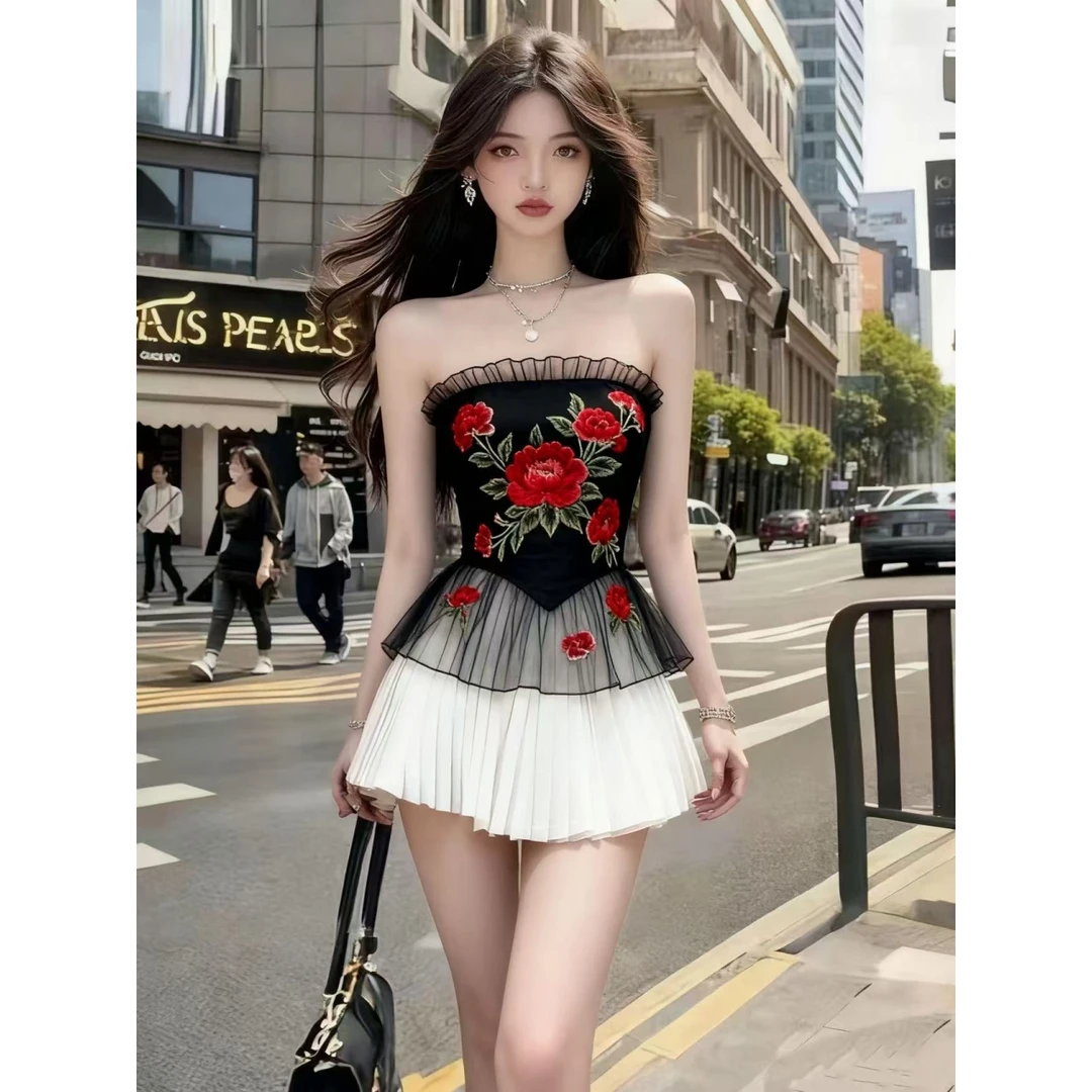 新款高级感轻熟知性风无袖一字肩抹胸收腰刺绣提花拼接百褶连衣裙