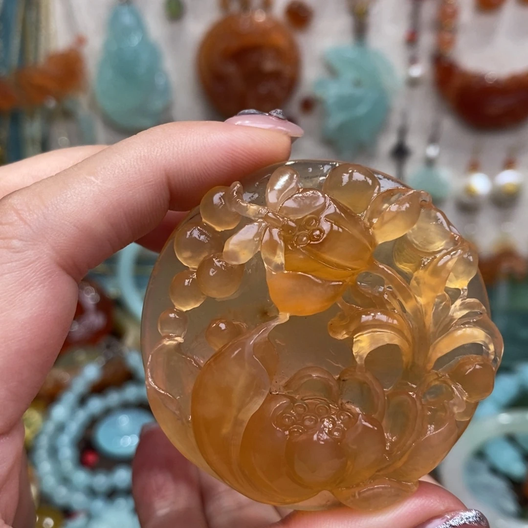 王***愉未镶嵌蛇纹石玉颈饰