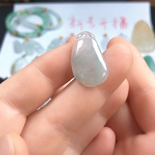 翡翠未镶嵌颈饰福瓜