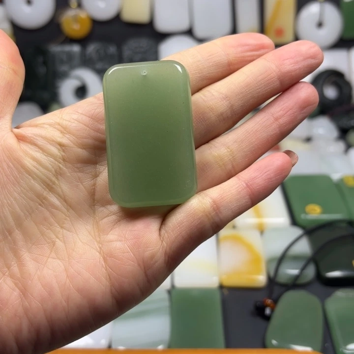 石英质玉（金丝玉）未镶嵌颈饰
